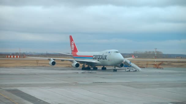 Ένα Cargolux Boeing 747 αερομεταφοράς — Αρχείο Βίντεο