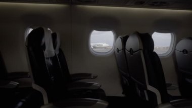 Bir uçak kabininde koltuk sırası