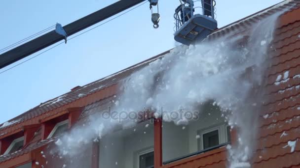 除雪的建筑物屋顶上的工人 — 图库视频影像