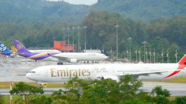 Uçak kalkıştan önce hızlansın.