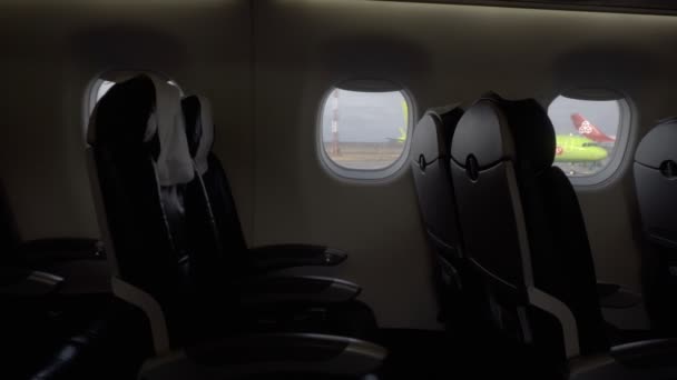 Filas de assentos em uma cabine de avião — Vídeo de Stock