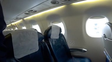 Bir uçak kabininde koltuk sırası