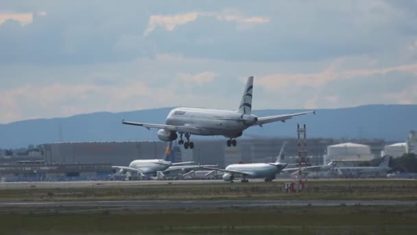 Tráfego no aeroporto de Frankfurt — Vídeo de Stock
