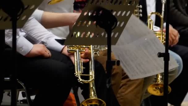 Músico tocando trompete, close-up — Vídeo de Stock