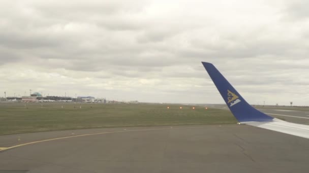 Before take-off, taxiing to runway — Stock Video