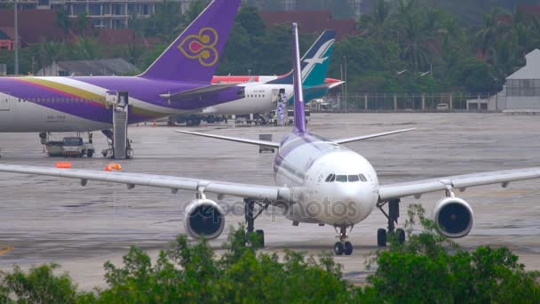 Tráfego no aeroporto de Phuket — Vídeo de Stock