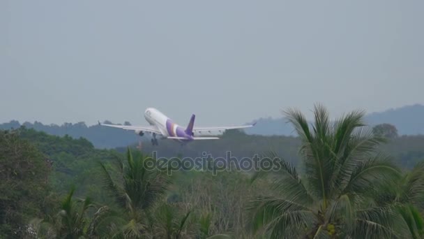 Flygplanets avgång från Phuket flygplats — Stockvideo