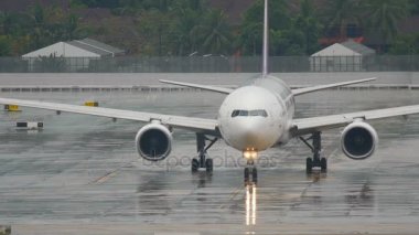 Phuket havaalanında trafik vardı.