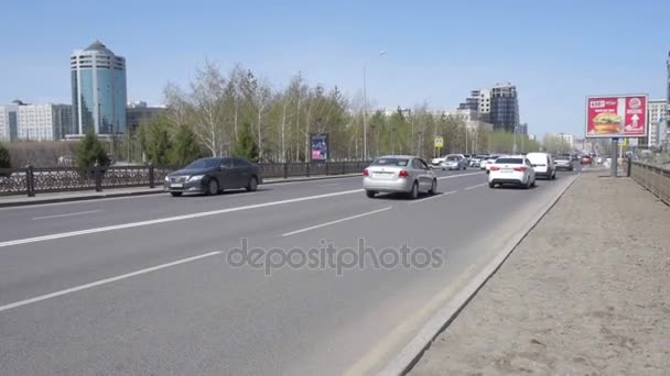 Cruce peatonal en el centro de Astana — Vídeo de stock