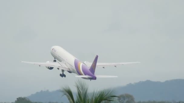 Vliegtuig vertrek vanaf luchthaven Phuket — Stockvideo
