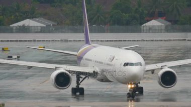 Phuket havaalanında trafik vardı.