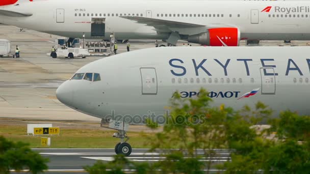 Avion tourner piste avant le départ — Video