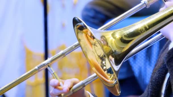 Hände eines Mannes, der im Orchester Posaune spielt — Stockvideo