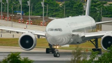 Uçak kalkmadan önce piste dönün.