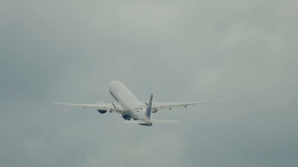 Odlot samolotu z lotniska w Phuket — Wideo stockowe