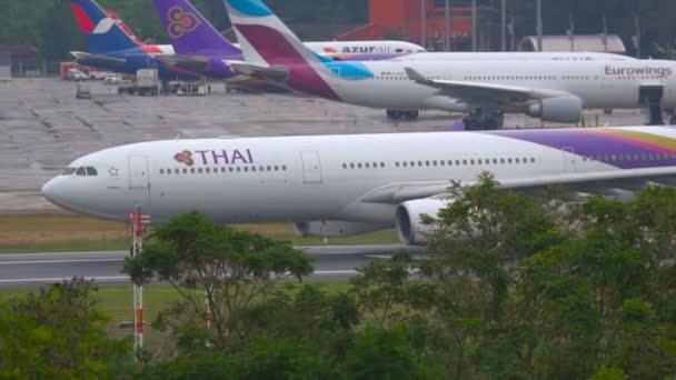 Traffic at Phuket airport — Stock Video