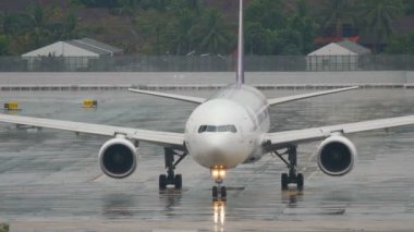 Phuket havaalanında trafik vardı.