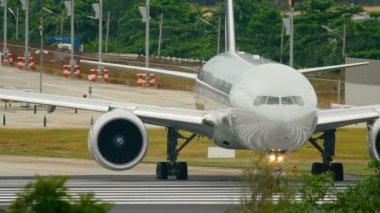 Uçak kalkmadan önce piste dönün.