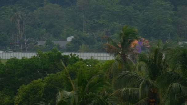 Phuket havaalanından kalkan uçak. — Stok video