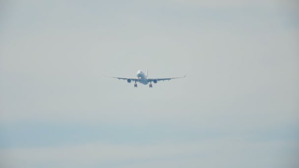 Airplane approaching over ocean — Stock Video