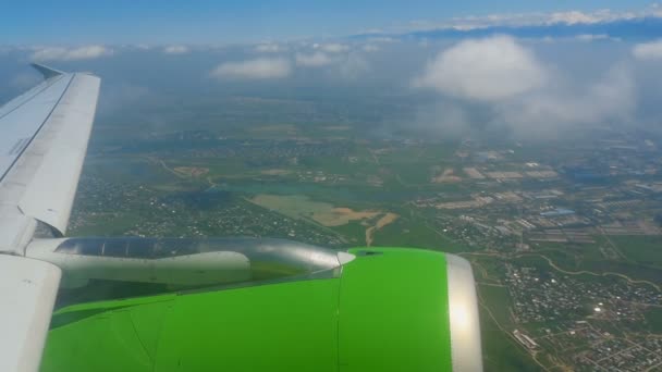 Vue aérienne depuis l'avion descendant — Video