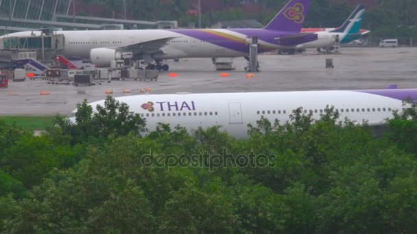 Trafiken på Phukets flygplats — Stockvideo
