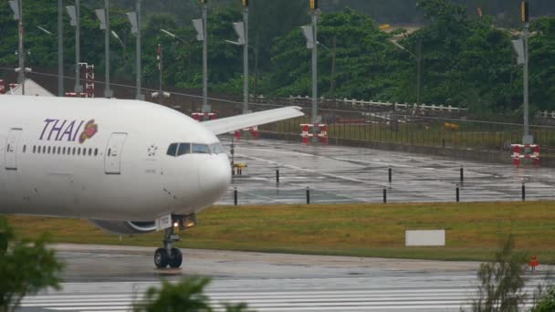 Verkehr am Flughafen Phuket — Stockvideo