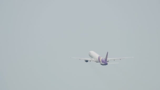 Vliegtuig vertrek vanaf luchthaven Phuket — Stockvideo