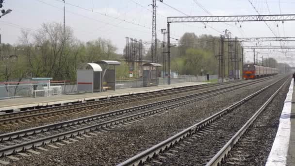 Llegada del tren suburbano — Vídeos de Stock