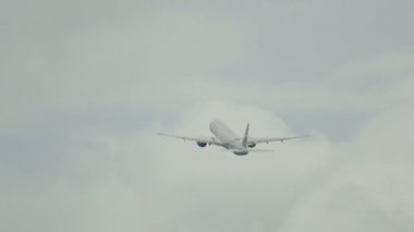 Phuket havaalanından kalkan uçak.