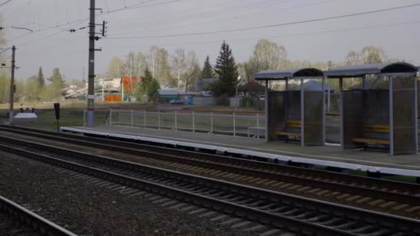 Estação ferroviária suburbana — Vídeo de Stock