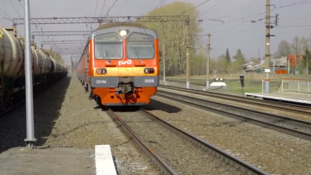 Treno suburbano in arrivo — Video Stock