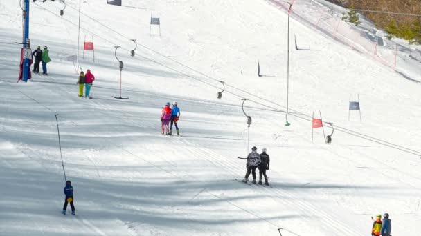 Turis bersantai di pegunungan ski resort — Stok Video