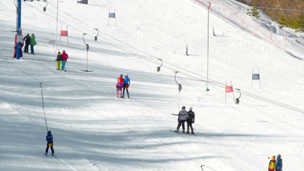 Οι τουρίστες να χαλαρώσετε στο χιονοδρομικό κέντρο στα βουνά — Αρχείο Βίντεο