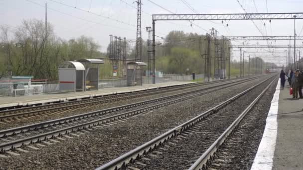 Приміські поїзди прибувають — стокове відео