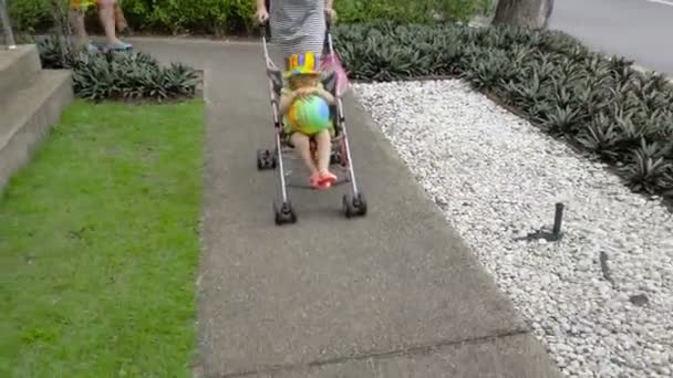 Donna che cammina con bambino nel parco dell'hotel — Video Stock