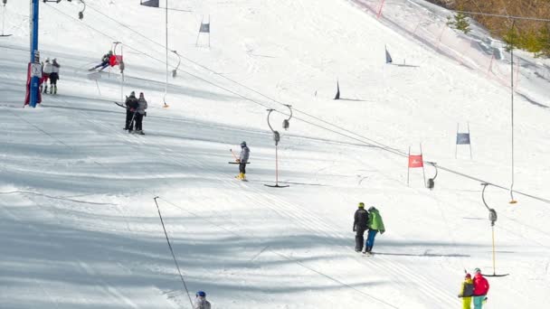 Turistas relaxar na estância de esqui montanhas — Vídeo de Stock