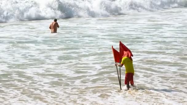 Η σημαία προειδοποιεί τους κολυμβητές να μην μπουν στο νερό — Αρχείο Βίντεο