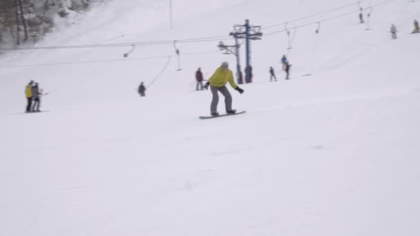 Snowboarden langzaam bergafwaarts — Stockvideo