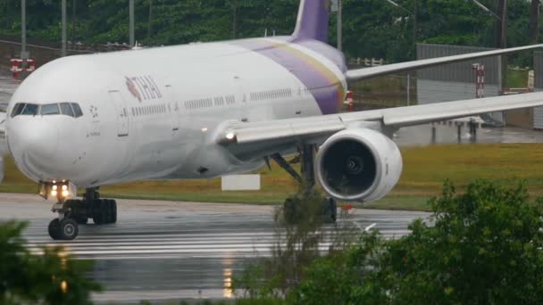 Traffic at Phuket airport — Stock Video