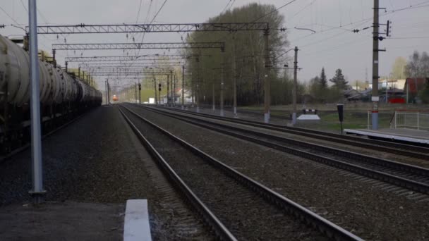 Llegada del tren suburbano — Vídeos de Stock