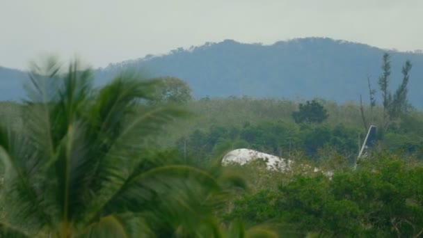 Flygplanets avgång från Phuket flygplats — Stockvideo