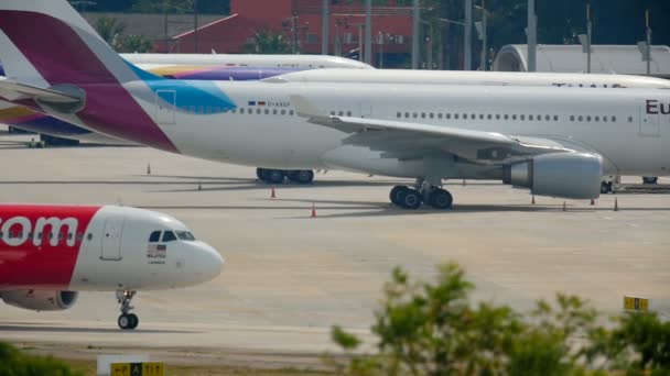 Avión gire pista antes de la salida — Vídeos de Stock