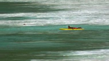 Dalgalar üzerinde plaj, Nai Harn, Tayland