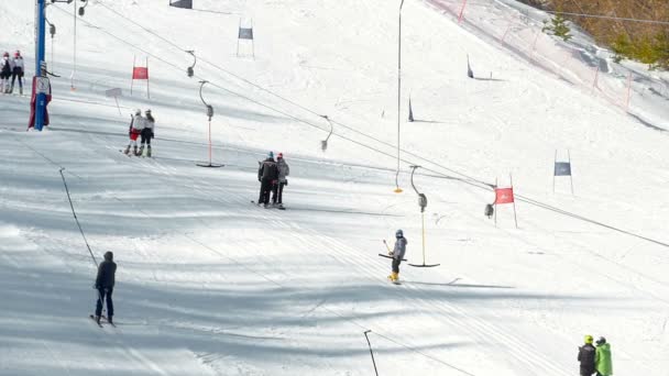 Turis bersantai di pegunungan ski resort — Stok Video