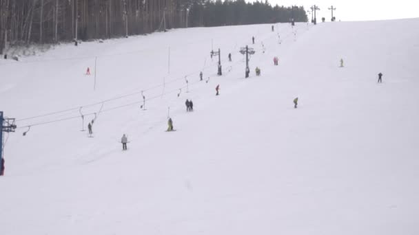 Snowboarding downhill lento — Vídeo de Stock