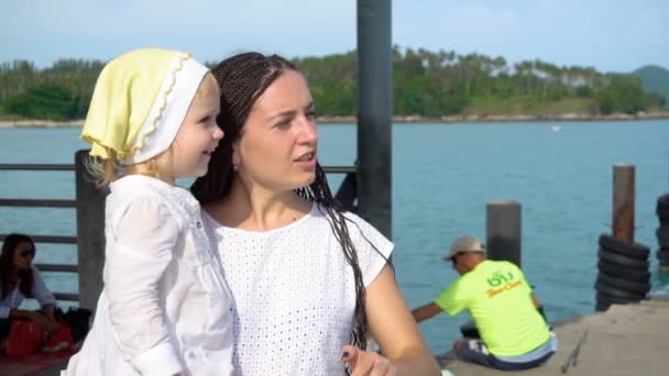 Kızım pier üzerine kadınla — Stok video