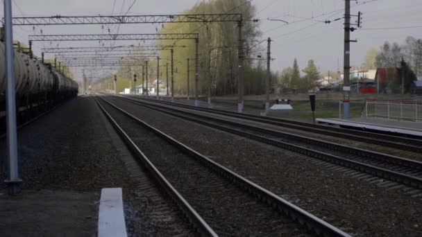 Suburban trein aankomen — Stockvideo