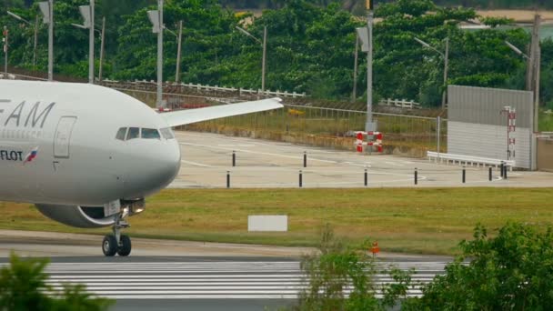 Avion tourner piste avant le départ — Video