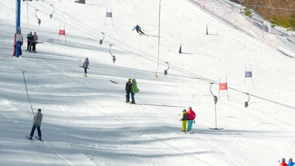 Turister koppla av på bergen ski resort — Stockvideo